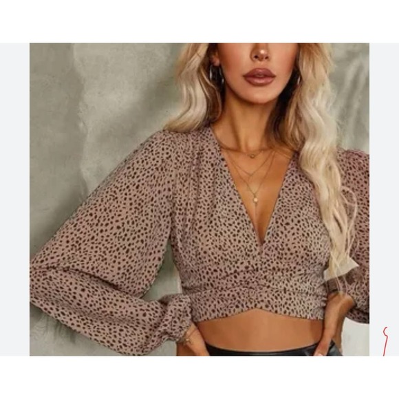 Beautiful tie front top low cut looks amazing on - Picture 4 of 5